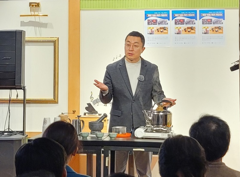 자바커피 시연을 하고 있는 구대회 커피전문가.