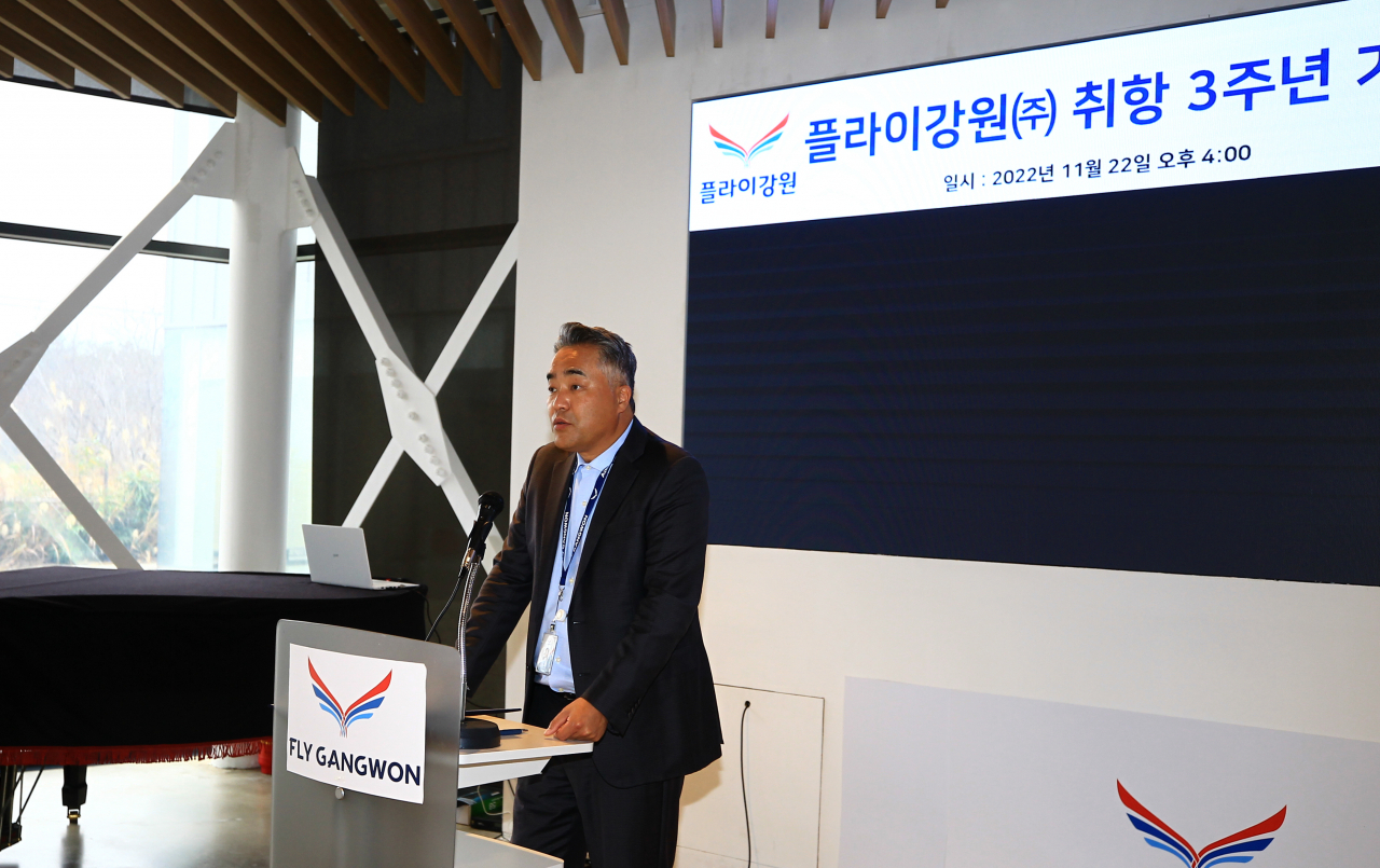 22일 플라이강원 본사에서 취항 3주년 기념사를 하는 주원석 대표. [연합]