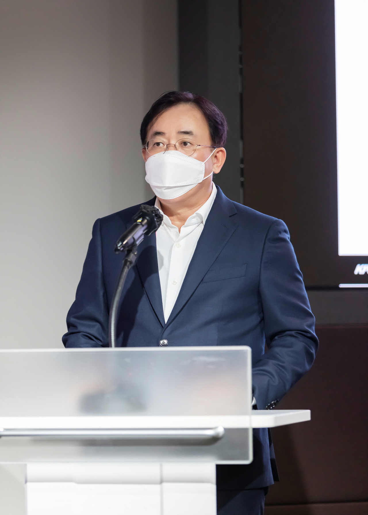 정철동 한국PCB&반도체패키징산업협회 회장이 한국PCB&반도체패키징산업협회, 대한전자공학회, 한국마이크로전자 및 패키징학회 등이 공동 개최한 ‘반도체 후공정 국가경쟁력 강화 심포지엄'에서 발언하고 있다.[한국PCB&반도체패키징산업협회 제공]