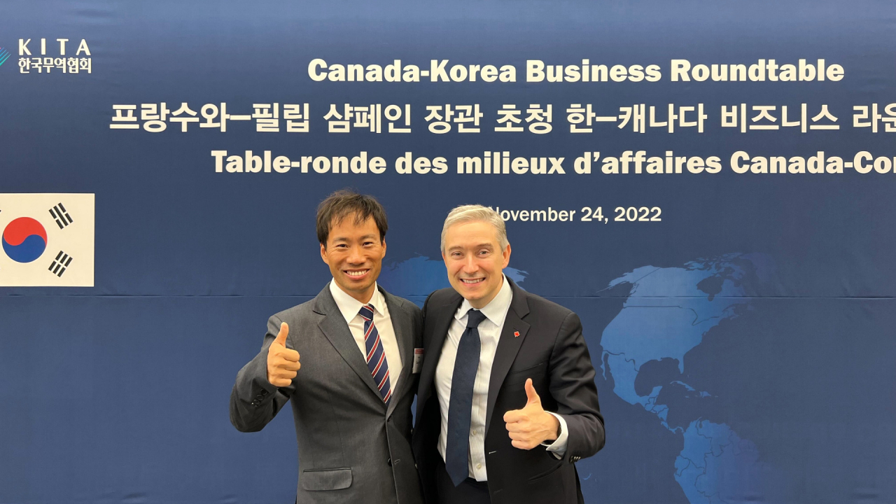 캐나다 사절단과 환담을 나누는 업스테이지 김성훈 대표. [업스테이지]