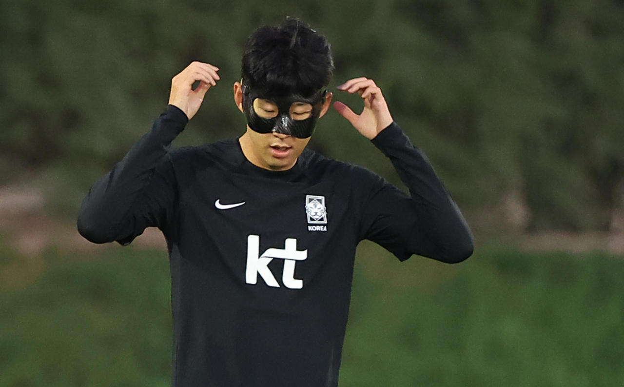2022 카타르 월드컵 대표팀 손흥민이 22일(현지시간) 카타르 도하 알에글라 훈련장에서 훈련 전 마스크를 착용하고 있다. [연합]
