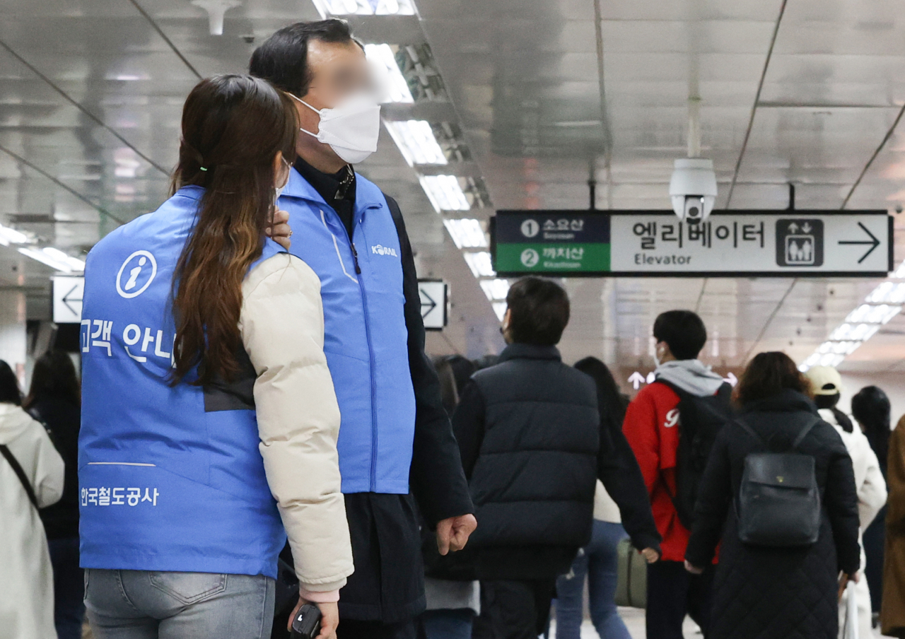 서울교통공사 노동조합과 전국철도노동조합이 사측 인력감축 계획에 반발하며 24일부터 역내 1인 근무 거부 등 준법투쟁에 돌입했다. 25일과 28일 예정된 노사 본교섭에서 진전이 없으면 30일 총파업에 돌입할 예정이다. [연합]