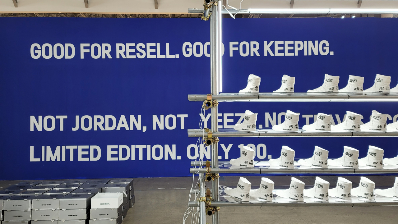 2022청년미술프로젝트에 참가한 김민제 작가의 Good for Resell. 2018년 나이키에서 발매한 '조던1 not for resell'을 비튼 작업이다. 작가는 조던 1을 캐스팅한 뒤 석고로 100개를 한정판 제작했다. 운동화는 리세일시장에서 핫한 아이템이 된 지 오래다. 또한 이것이 돈이 된다는 것을 알기에 작전세력도 등장한 상황이다. 과연 리세일과 전쟁을 선포한 나이키는 시장질서를 회복할 수 있을까? [헤럴드경제DB]