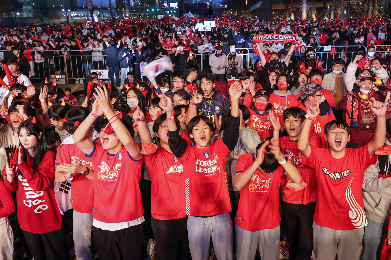 2022 카타르 월드컵 조별리그 H조 1차전 대한민국과 우루과이의 경기가 열린 24일 오후 서울 종로구 광화문광장 육조마당에서 축구팬들이 화면에 태극 전사들이 등장하자 환호하고 있다. [연합]