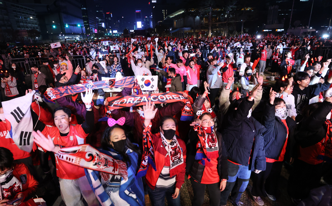 2022 카타르 월드컵 조별리그 H조 1차전 대한민국과 우루과이의 경기가 열린 24일 오후 서울 종로구 광화문광장 육조마당에서 축구팬들이 화면에 태극 전사들이 등장하자 박수를 치고 있다. [연합]