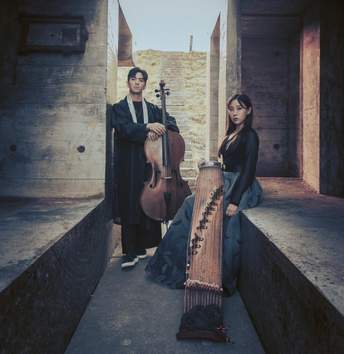 Musical duo "CelloGayageum" composed of cellist Sol Daniel Kim (left) and gayageum player Yoon Da-young (MMCA)