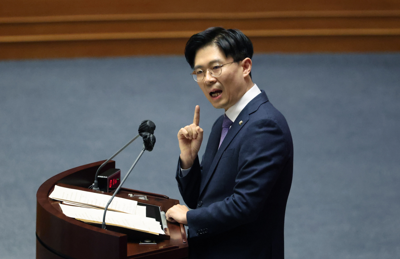 조정훈 시대전환 의원이 24일 오후 열린 국회 본회의에서 용산 이태원 참사 진상규명과 재발방지를 위한 국정조사 계획서 승인의 건 의결에 앞서 반대토론을 하고 있다. [연합]