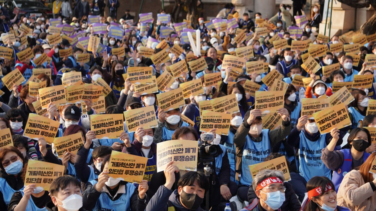 서울대병원 노동조합은 24일 파업 2일 차를 맞이하여 보라매병원·서울대병원 시계탑 앞에서 출정식을 진행하고, 서울시청 앞 결의대회, 의료연대본부 결의대회를 진행했다. [연합]