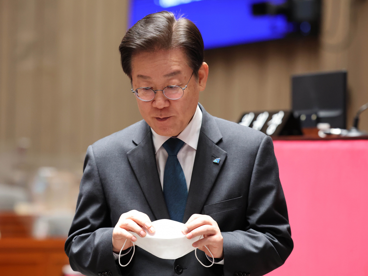 더불어민주당 이재명 대표가 24일 국회에서 열린 의원총회에서 발언을 마친 뒤 자리로 돌아가고 있다. [연합]