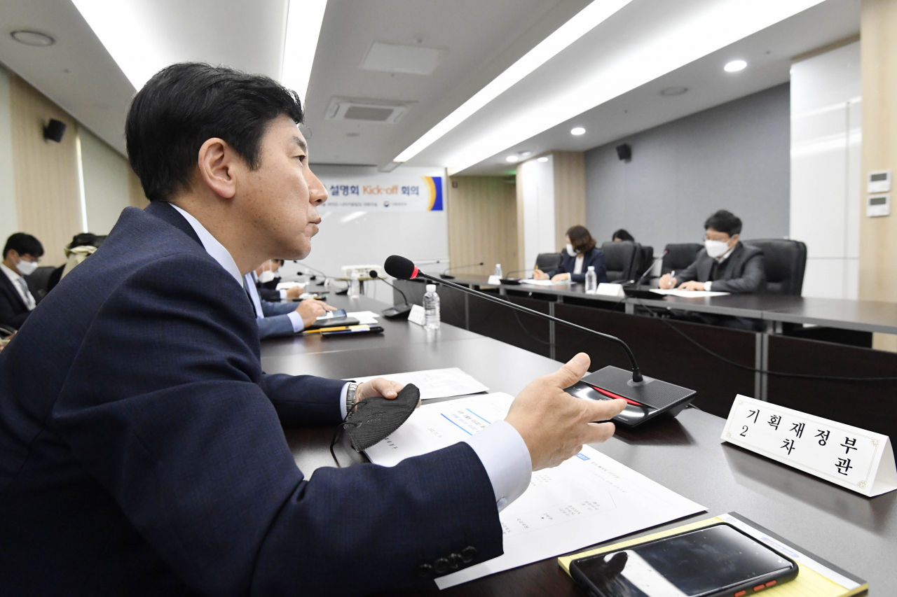장기 재정개혁 계획인 ‘재정비전 2050’ 수립과정에서 2030세대 의견을 수렴하는 미래세대 간담회를 개최하겠다고 밝혔다. 장기 재정계획인 만큼 해당 세대가 직접 과정에 참여해야 한다는 의미다. 사진은 지난 16일 서울 영등포구 나라키움빌딩에서 열린 '찾아가는 국유재산 설명회' 킥오프 회의를 주재하고 있는 최 차관. [연합]