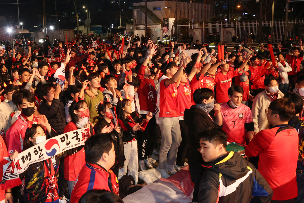 2022 카타르 월드컵 조별리그 H조 1차전 대한민국과 우루과이의 경기가 열린 24일 오후 서울 종로구 광화문광장 육조마당에서 축구팬들이 태극 전사들을 응원하고 있다. [연합]