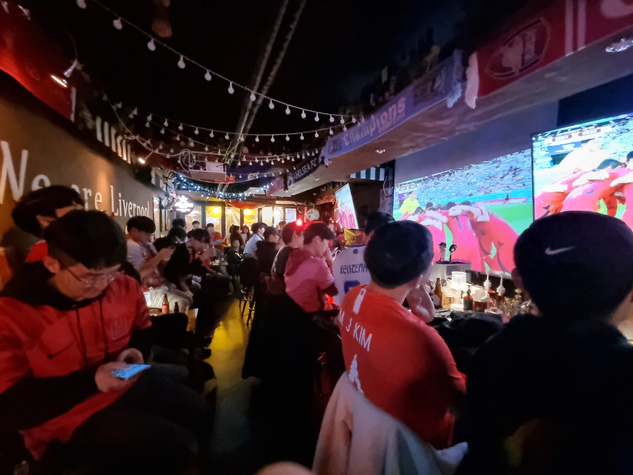 지난 24일 오후 10시께 서울 동작구 흑석동의 한 선술집에서 손님들이 한국 월드컵 대표팀과 우루과이의 경기를 보기 위해 모여 있다. 이날 경기를 보러 온 손님들로 인해 해당 선술집은 오후 8시께부터 만석이었다. 김영철 기자
