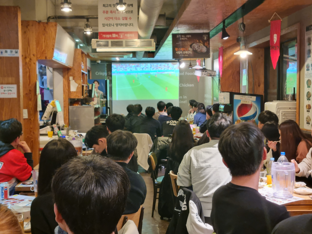 지난 24일 오후 10시께 서울 흑석동의 한 호프집에서 대학생들이 한국 월드컵 대표팀과 우루과이의 경기를 시청하고 있는 모습. 김영철 기자