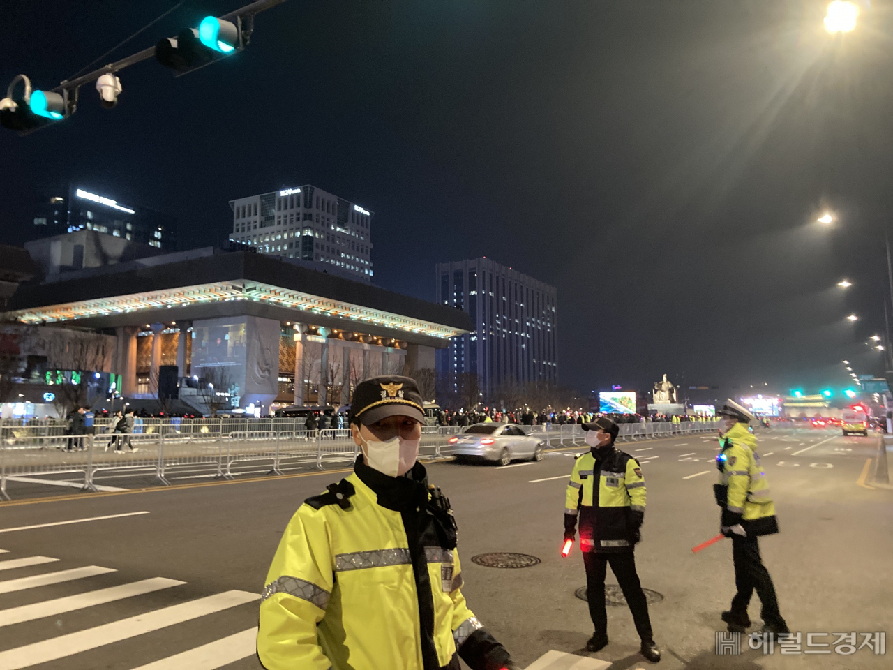 25일 월드컵 거리응원이 진행된 서울 광화문 광장 모습. 메인무대 오른쪽으로는 119구급차량 등이 긴급히 움직일 수 있는2차선 통행로가 확보돼 시민 접근이 완전히 차단됐다. 김희량 기자