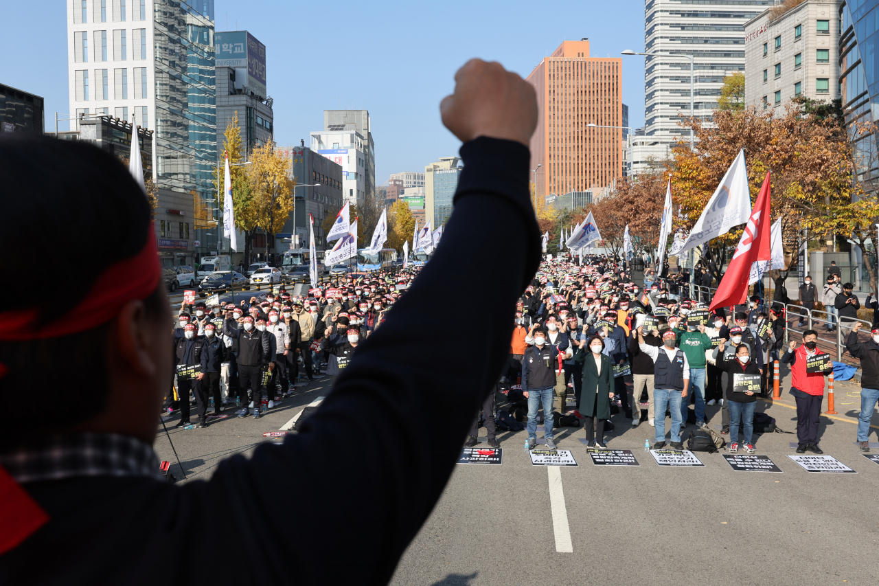 전국철도노조 서울지방본부 조합원들. [연합]