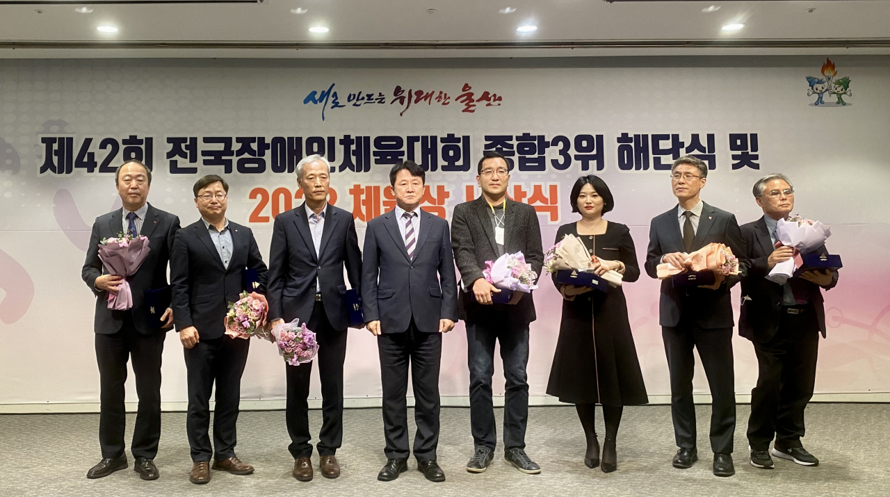 지난 24일 울산시티컨벤션에서 열린‘제42회 전국장애인체전 해단식’에서 남석열 한국동서발전 기획본부장(왼쪽 첫번째)이 울산시 장애인체육회로부터 감사패를 받고 수상자들과 기념촬영을 하고 있다. [사진=한국동서발전]
