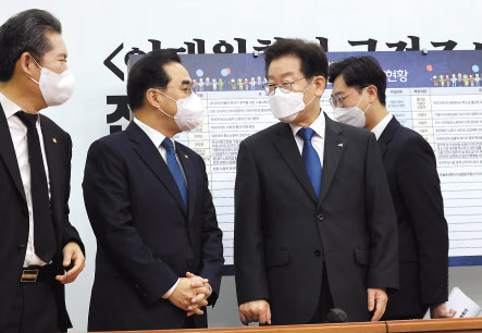 더불어민주당 이재명 대표와 박홍근 원내대표가 25일 국회에서 열린 최고위원회의에서 대화하고 있다. 이상섭 기자