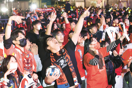 2022 카타르월드컵 조별리그 H조 1차전 대한민국과 우루과이의 경기가 열린 24일 오후 서울 종로구 광화문광장 육조마당에서 축구팬들이 태극 전사들을 응원하고 있다. [연합]