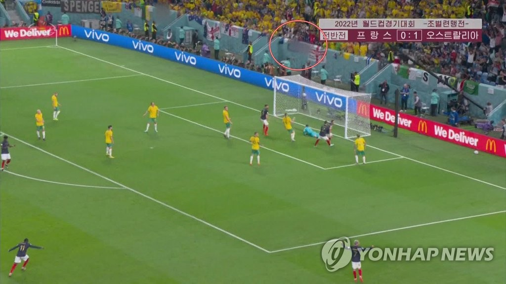 북한 조선중앙TV는 23일 2022 카타르 월드컵 조별리그 D조 1차전의 프랑스 대 호주 경기 일부를 녹화중계했다. 중앙TV는 이 중계에서 관중석쪽에 있는 태극기(붉은원) 를 모자이크 처리했다. [조선중앙TV 화면]