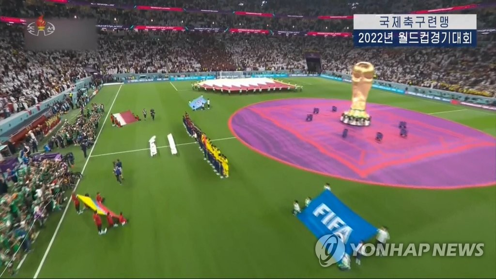 북한, 2022 카타르 월드컵 개막전 일부 중계. 조선중앙TV는 21일 저녁 뉴스에서 20일 오후(현지시간) 카타르 알코르 알바이트 스타디움에서 열린 2022 카타르 월드컵 개막전 카타르 대 에콰도르 경기를 일부 중계했다. [조선중앙TV 화면]