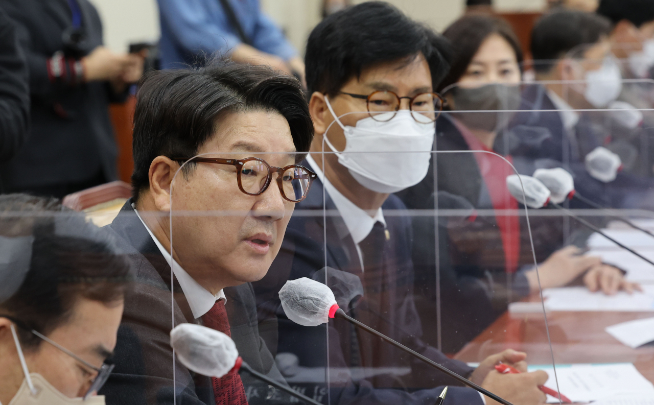 10일 오전 서울 여의도 국회에서 열린 과학기술정보방송통신위원회 전체회의에서 국민의힘 권성동 의원이 대통령실의 MBC 전용기 탑승 불허 통보와 관련해 의사진행발언을 하고 있다. [연합]