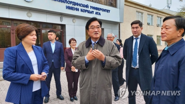 우원식 홍범도장군기념사업회 회장과 관계자들이 지난 10월 31일(현지시각) 카자흐스탄 크즐오르다국립대학을 방문하여 베이비쿠트 하눔총장과 이야기를 나누고 있다. [연합]