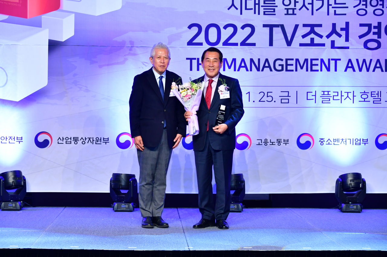 나동연 양산시장(오른쪽)이 25일 서울 더플라자 호텔에서 열린 ‘2022 TV조선 경영대상’에서 문화관광도시로서 경영대상을 수상하고 있다. [사진=양산시]