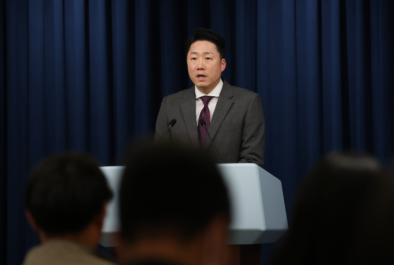 이재명 대통령실 부대변인이 25일 오후 서울 용산 대통령실 청사 브리핑룸에서 '화물연대 집단 운송거부'와 관련한 대통령실 입장에 대해 브리핑하고 있다.[연합]