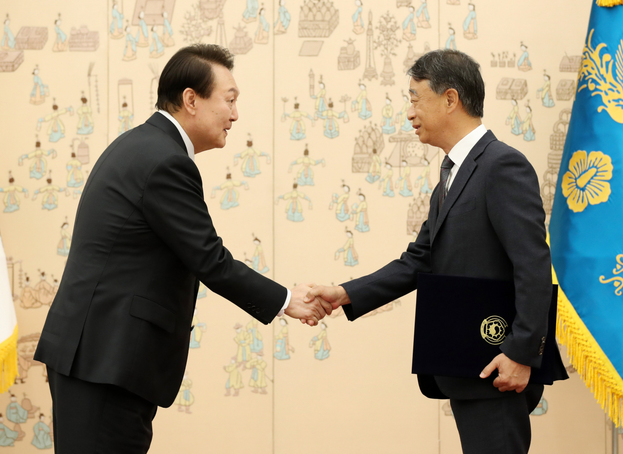 윤석열 대통령이 25일 오후 서울 용산 대통령실 청사에서 오석준 대법관에게 임명장을 수여한 뒤 악수하고 있다. [연합]