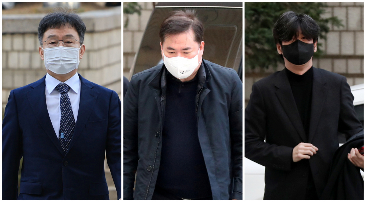 화천대유자산관리 대주주 김만배 씨(왼쪽부터),유동규 전 성남도시개발공사 본부장, 남욱 변호사가 25일 오전 서울 서초구 서울중앙지방법원에서 열린 대장동 개발 사업 로비·특혜 의혹 관련 1심 속행 공판에 출석하기 위해 법정으로 향하고 있다. [연합]
