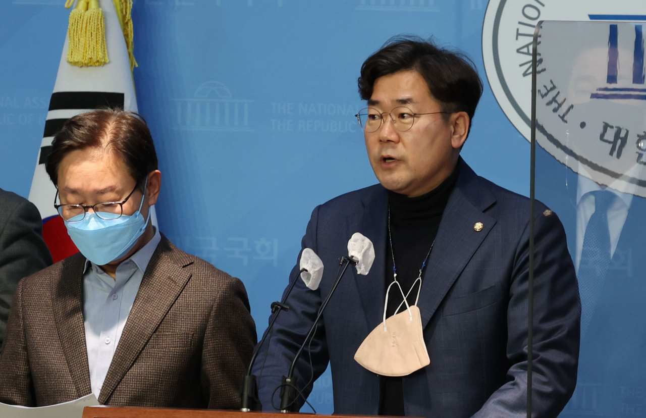 23일 오후 서울 여의도 국회 소통관에서 열린 더불어민주당 검찰독재정치탄압대책위 기자회견에서 박찬대 공동위원장이 발언하고 있다. [연합]