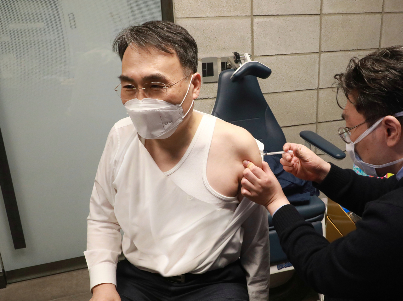 이종욱 조달청장이 25일 서울 소재 의료기관을 방문해 '개량 백신'을 활용한 코로나19 추가접종을 받고 있다. [연합]