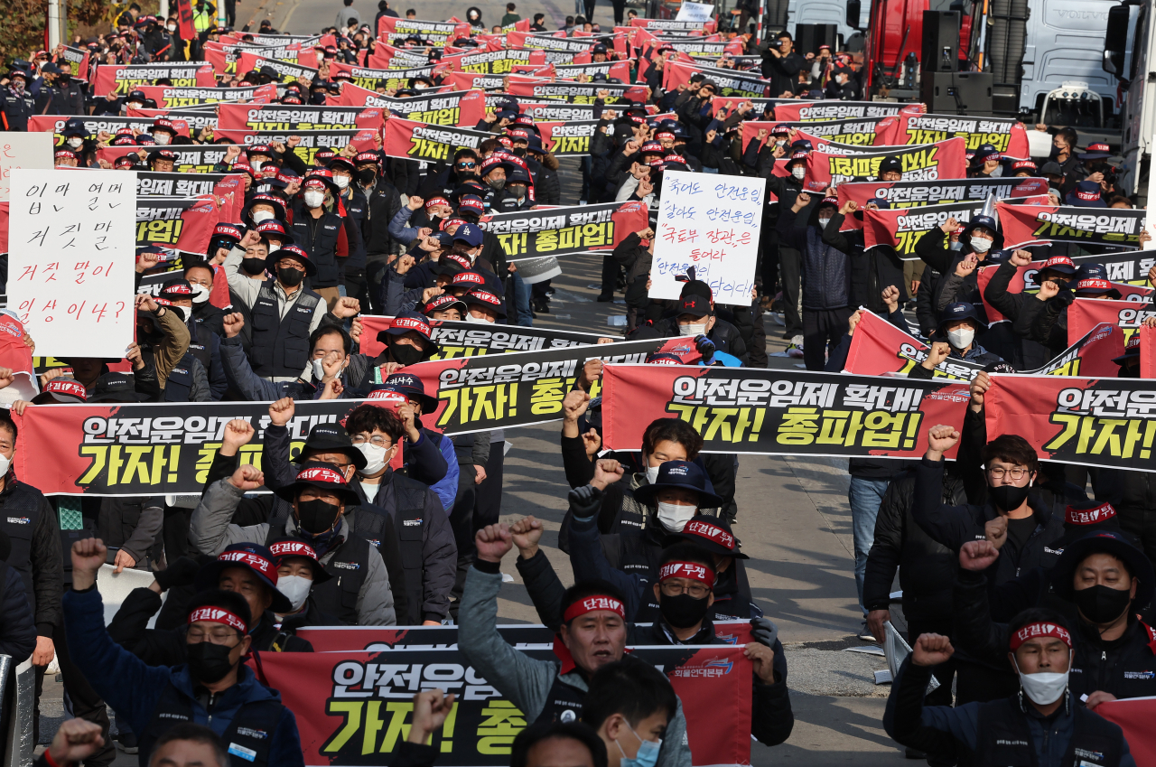 Truckers call out their demand in a ceremony launching a strike in front of a container depot in the city of Uiwang on Thursday. (Yonhap)
