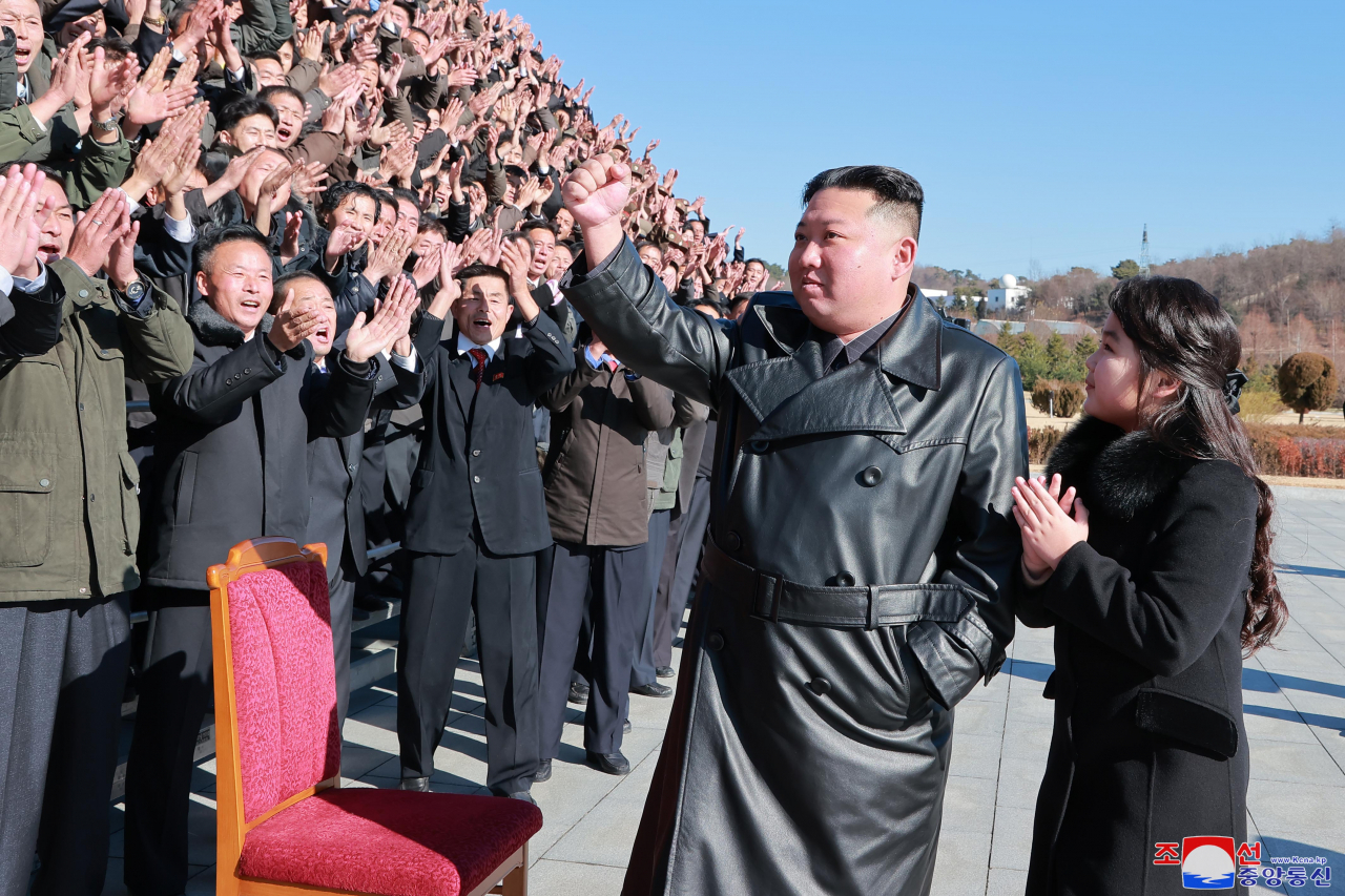 북한 김정은 국무위원장이 지난달 18일 있었던 대륙간탄도미사일(ICBM) '화성-17형' 발사에 참여했던 공로자들과 기념사진을 찍고 그들의 노력을 평가했다. [조선중앙통신]