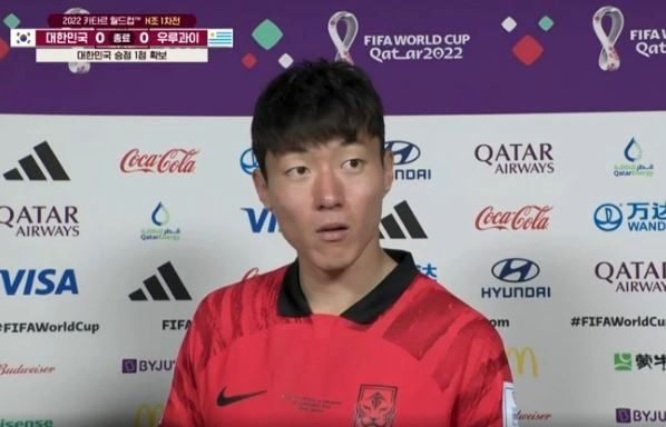황의조가 25일 우르과이전 종료 후 인터뷰에서 자신의 답변을 영어로 통역하지 않은 통역가에게 항의하는 모습. [SBS]