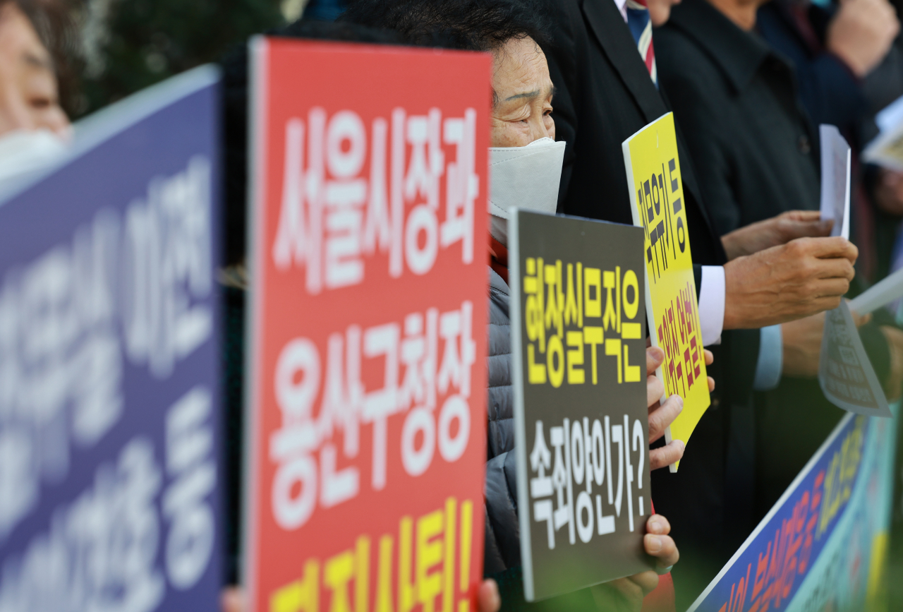 사회적 참사재발방지와 안전사회건설 등을 위한 연대 모임을 비롯한 시민사회단체 회원들이 25일 서울 마포구 서울경찰청 이태원 참사 특별수사본부 앞에서 재난 및 안전 관리 관련 직무유기와 부실 대응을 주장하며 한덕수 국무총리와 이상민 행정안전부 장관 등을 고발하는 기자회견을 하고 있다. [연합]