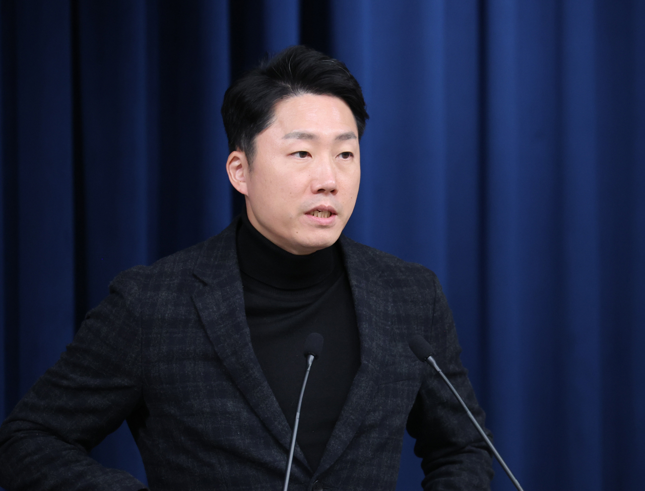 이재명 대통령실 부대변인이 27일 오후 서울 용산 대통령실 청사에서 화물연대 총파업 등 현안 관련 브리핑을 하고 있다. [연합]