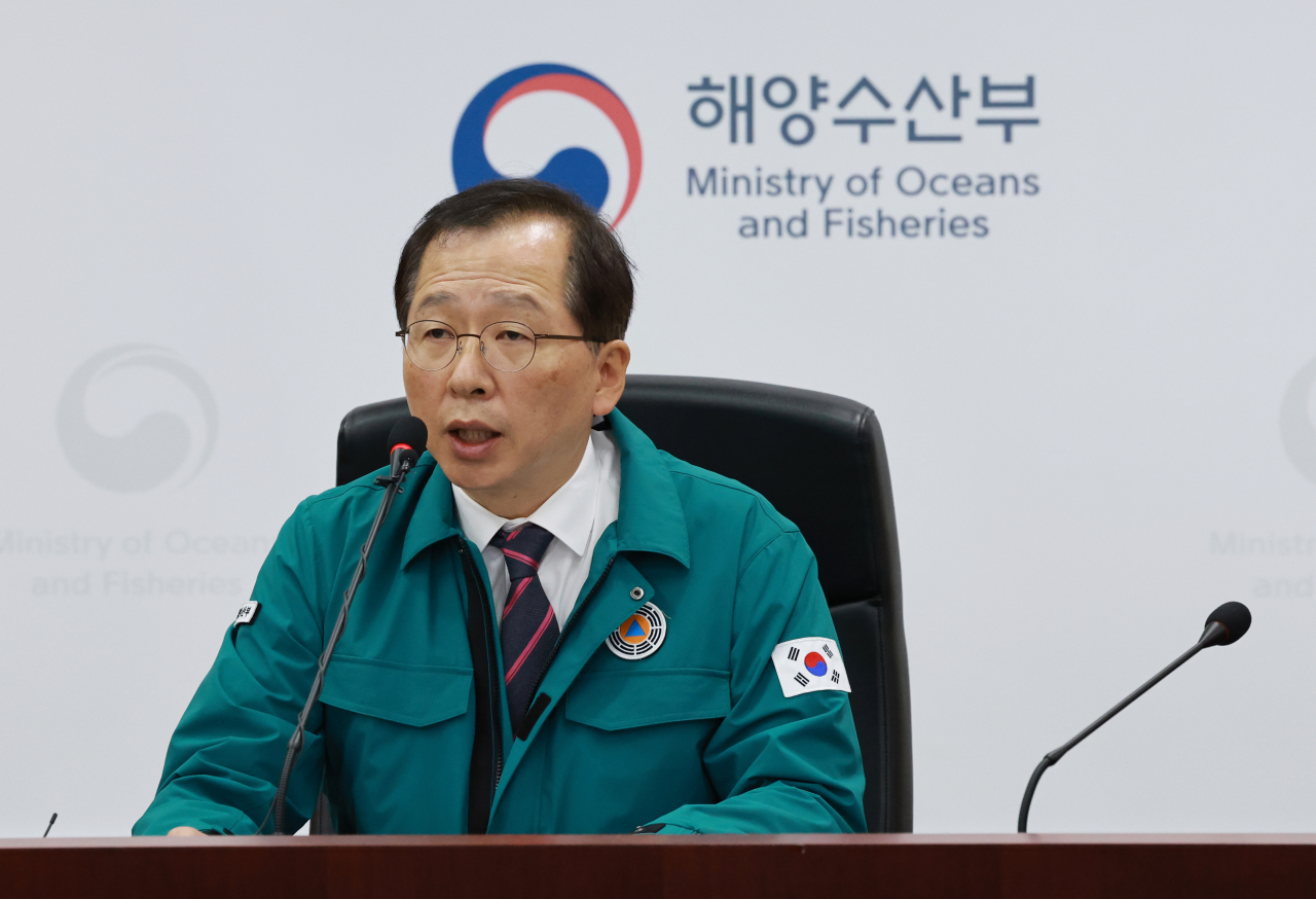 조승환 해양수산부 장관이 22일 오후 정부세종청사 해양수산부에서 화물연대 집단 운송 거부에 대비해 항만 비상수송 대책을 점검하는 회의를 하며 발언하고 있다. 이날 회의는 부산, 인천, 목포 등 각 지방 해양수산청을 영상으로 연결해 열렸다. 연합뉴스