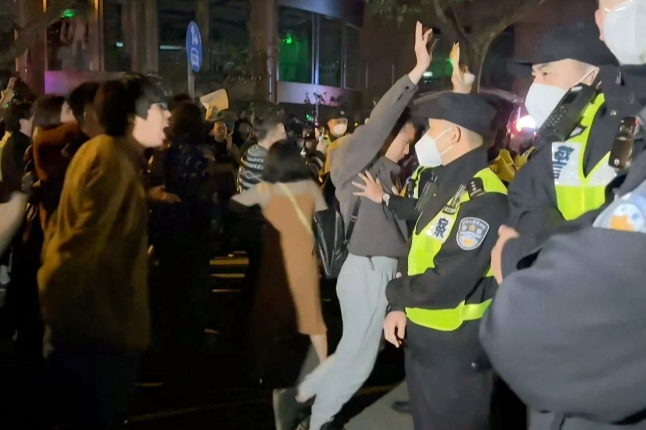 27일(현지시간) 오전 중국 상하이에서 고강도 코로나19 방역 정책에 반대하는 시민들이 거리에서 시위를 벌이며 경찰들과 대치하고 있다. 이날 중국 곳곳에서 '제로 코로나' 정책에 반대하는 시위 영상들이 소셜미디어(SNS)를 통해 공개됐다. 연합뉴스