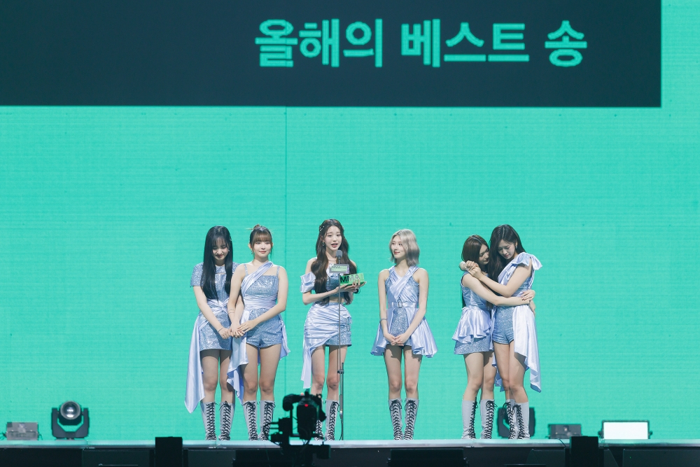 K-pop group Ive delivers speech after receiving the song of the year award at the 2022 Melon Music Awards ceremony at the Gocheok Sky Dome in Seoul on Saturday. (Kakao Entertainment)