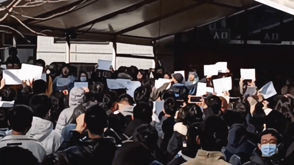시진핑(習近平) 중국 국가주석의 모교인 베이징(北京) 칭화(淸華)대에서 학생들이 일명 ‘제로(0) 코로나’로 불리는 초고강도 신종 코로나바이러스 감염증(코로나19) 방역 조치를 반대하며 백지 시위를 벌이고 있다. [유튜브 'Zecheng Show' 채널 캡처]