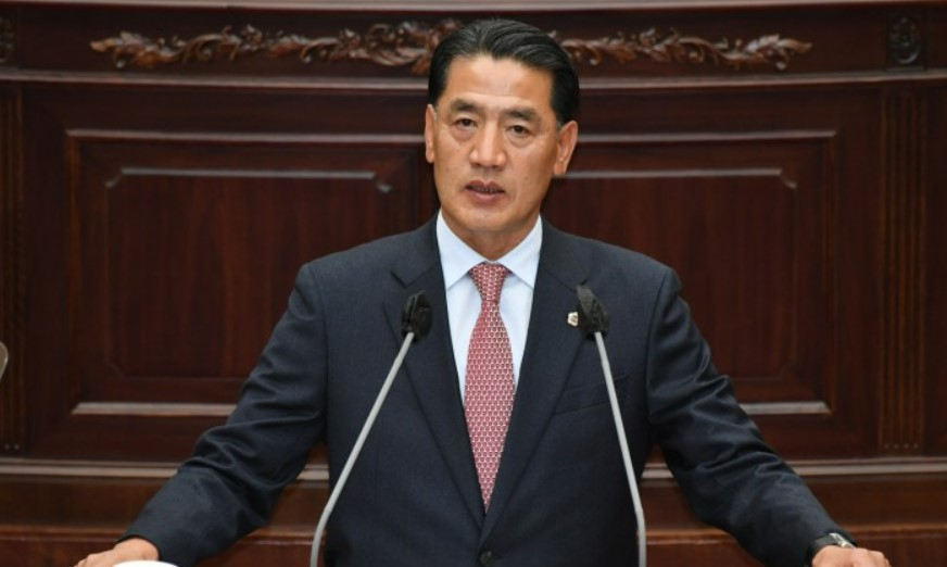 이영수 경남도의원이 지난 25일 경남도의회 본회의장에서 도정질의를 하고 있다. [사진=이영수 의원실]