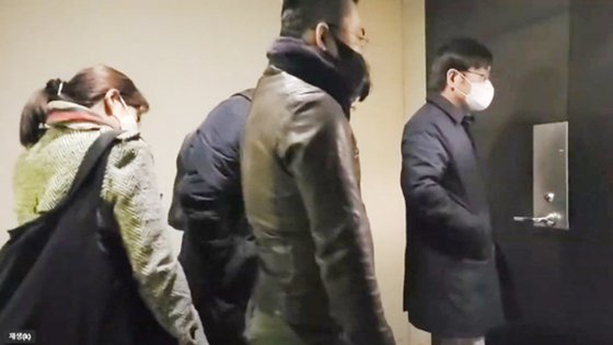 한동훈 법무 장관 자택 찾아간 '더탐사' 취재진 [유튜브 채널 '시민언론 더탐사' 캡처]