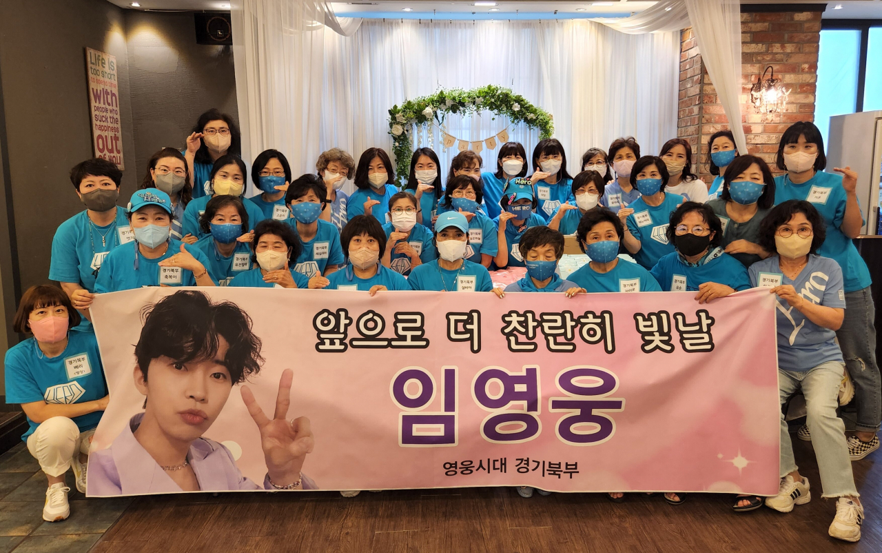 ‘영웅시대 경기북부(고양, 김포, 파주)’의 기부금 전달식 기념촬영