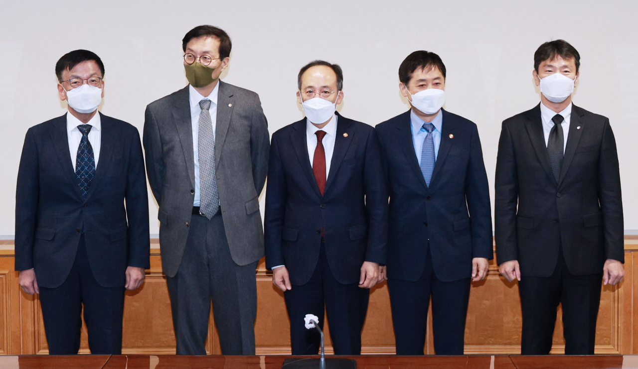 추경호 경제부총리 겸 기획재정부 장관과 경제 관련 부처장들이 28일 오전 서울 중구 은행회관에서 열린 비상거시경제 금융회의에서 기념촬영을 하고 있다. 왼쪽부터 최상목 경제수석, 이창용 한국은행 총재, 추 경제부총리, 김주현 금융위원장, 이복현 금융감독원장. [연합]