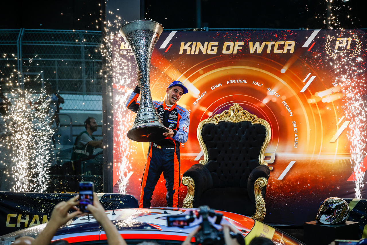 미켈 아즈코나 선수가 2022 WTCR 사우디아라비아 대회에서 드라이버 부문 종합 우승을 확정 짓고, 포디움에 올라섰다. [현대차 제공]