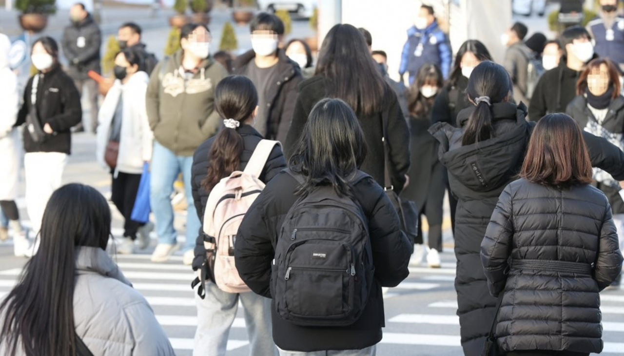 중부지방·전북내륙·경북내륙에 한파특보가 발효된 27일 오전 서울 동대문구 한국외대 앞에서 수시 논술고사에 응시하는 수험생과 가족이 두툼해 보이는 겨울 아우터를 입고 횡단보도를 건너고 있다. [연합]