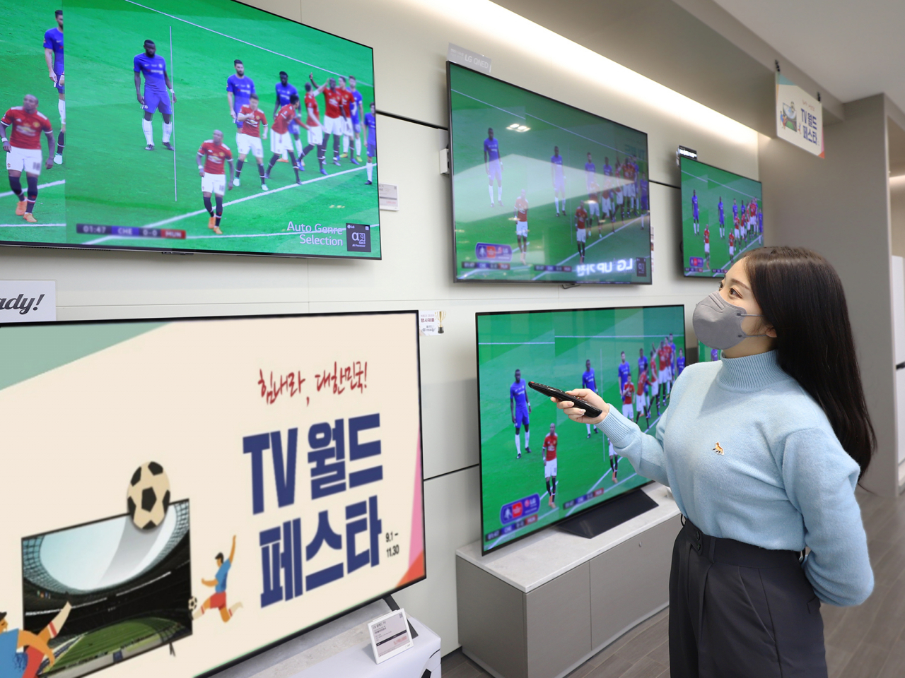롯데하이마트 대치점을 찾은 한 소비자가 TV 행사 상품을 살펴보고 있다.[롯데하이마트 제공]