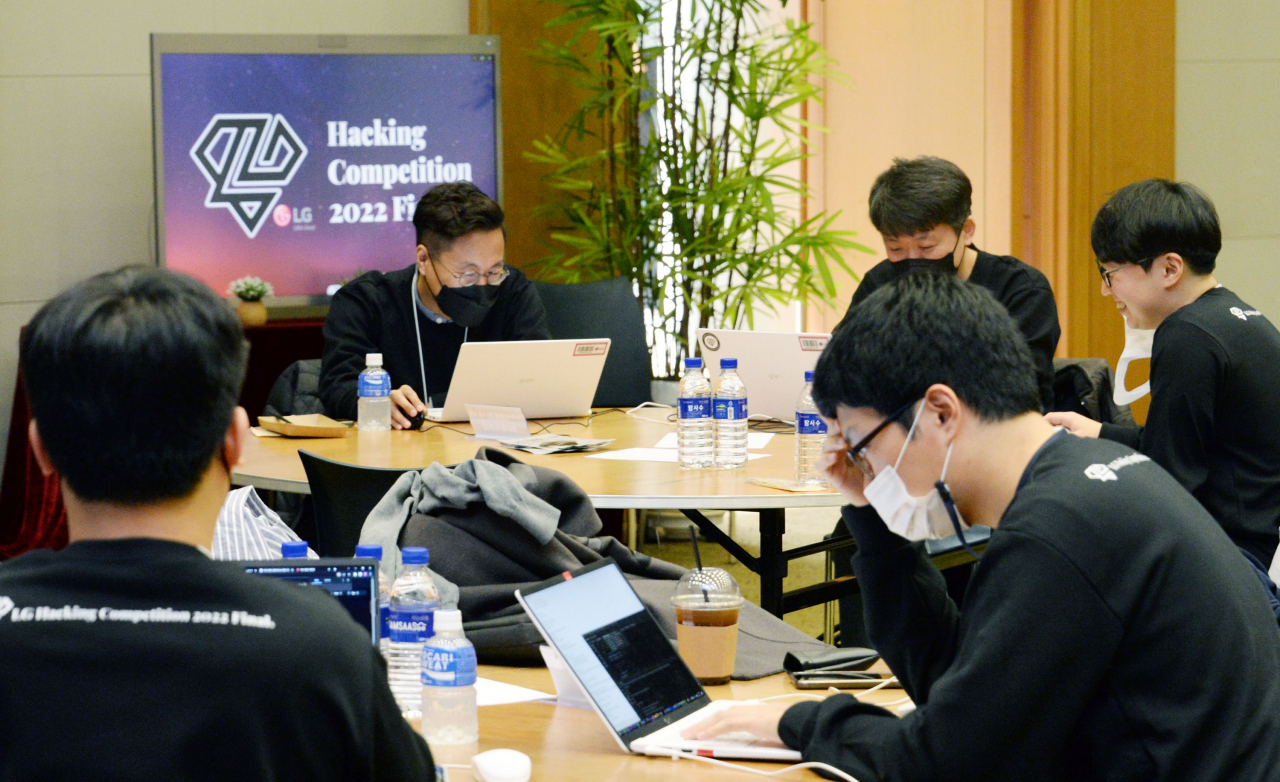 LG전자가 사이버보안의 중요성 인식 제고는 물론 SW 개발자들의 역량 향상, 우수 인재 발굴을 위해 최근 서울 양재동 소재 서초R&D캠퍼스에서 ‘LG 해킹대회 2022’를 열었다. [LG전자 제공]
