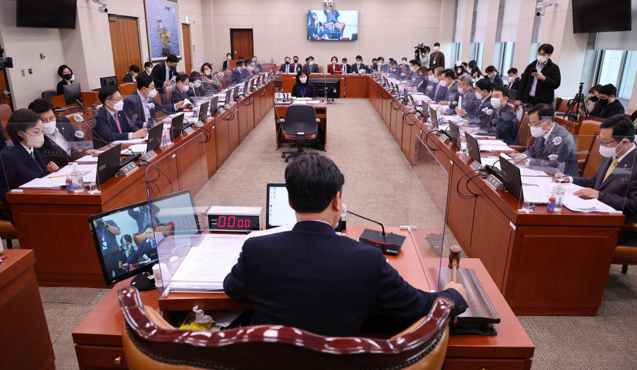 24일 서울 여의도 국회에서 열린 산업통상자원중소벤처기업위원회 전체회의를 윤관석 위원장이 주재하고 있다. [연합]